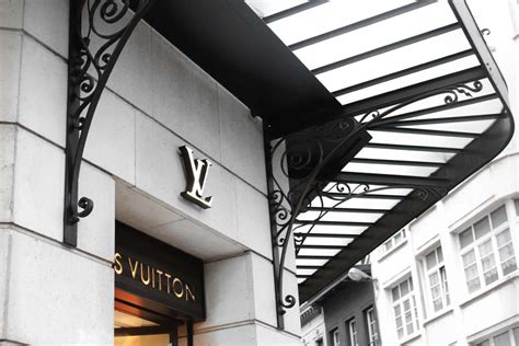 Luxury Shopping Frankfurt (16 Stores): Valentino, Dior, Gucci and .